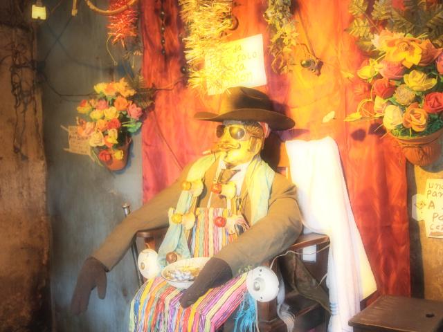 グアテマラの新たな観光ポイント!?民間宗教・マシモン信仰の歴史とサン・シモン像 Latte