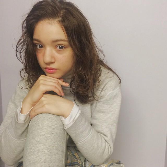 ミディアムの髪型にはアッシュカラーが似合う 大人可愛いヘアスタイル13選 Latte