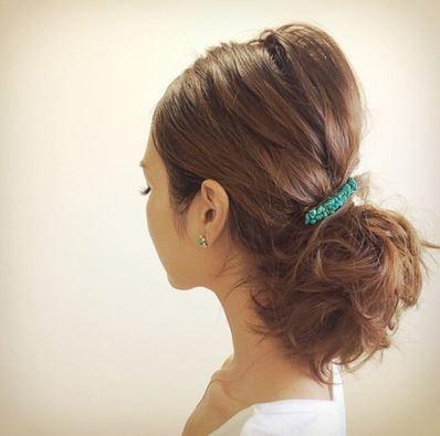 ねじり シニヨン くるりんぱヘアで雨の日も崩れない 梅雨時期の髪型アレンジ6選 Latte