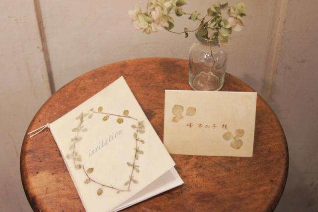 結婚式の押し花ペーパーアイテムを手作りしよう ロウビキで仕上げる方法をご紹介 Latte